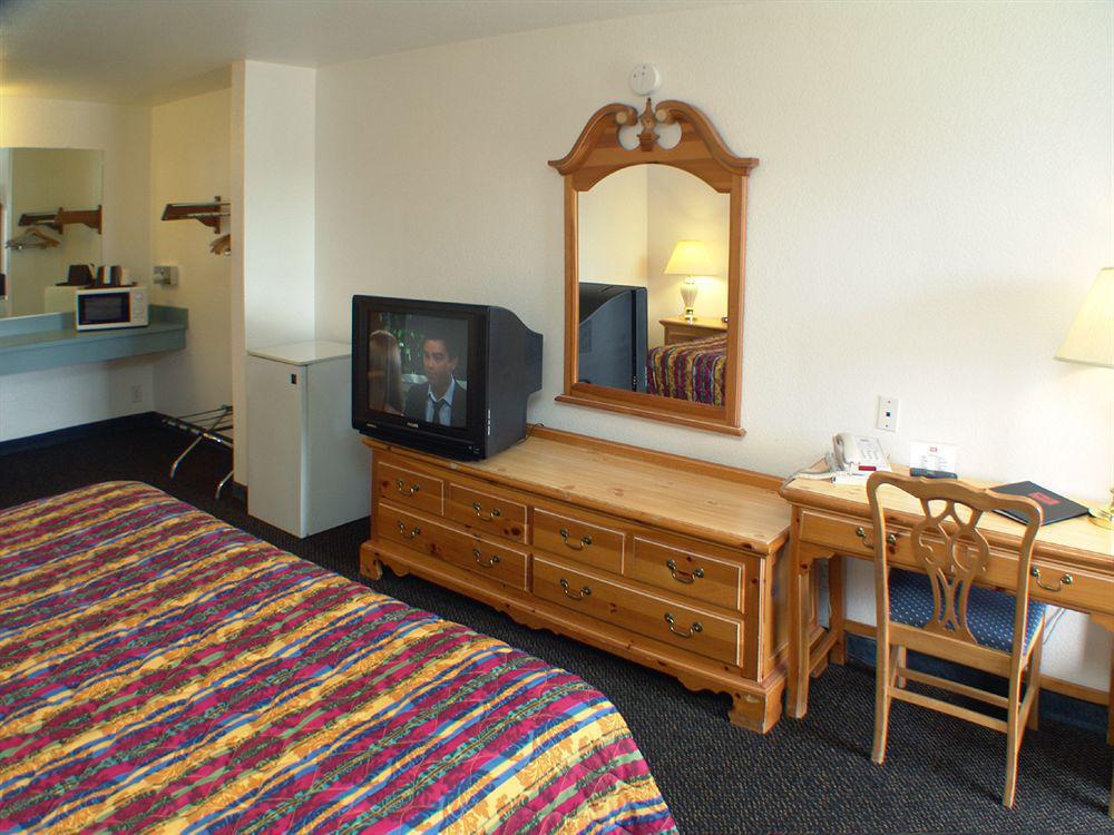 אלבני Rodeway Inn מראה חיצוני תמונה